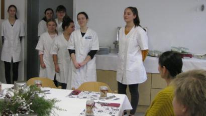 Bild: Portner
Die Elftklässler der Berufsfachschule verwöhnten die Praxisanleiter an dekorierten Tischen mit einem gesunden Frühstück.