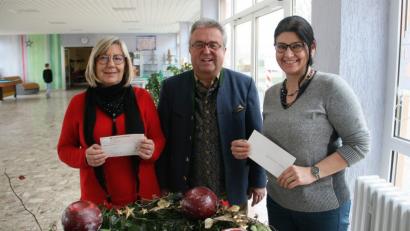Bild: wro
Je 200 Euro erhalten Inge Dick (rechts) und Andrea Schiml. Bürgermeister Toni Dutz überreicht die Kuverts.