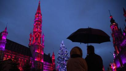 Bild: Francisco Seco/AP/dpa
Menschen bewundern gemeinsam in Brüssel einen geschmückten Weihnachtsbaum auf dem beleuchteten Grand Place.