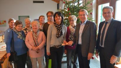 Bild: jr
Besuch der Frauen-Union in der Behindertenwerkstätte St. Elisabeth: Im Bild (von links) Elli Tippmann und Anneliese Seifert (beide Waldsassen), Gisela Schneider, Waltraud Schriewer, Irmgard Zintl (alle Mitterteich), Maximilian Schmid, FU-Ortsvorsitzende Alexandra Weiß, Elfriede Grillmeier (Waldsassen) sowie Einrichtungsleiter Dr. Karl G. Kick und Bürgermeister Roland Grillmeier.