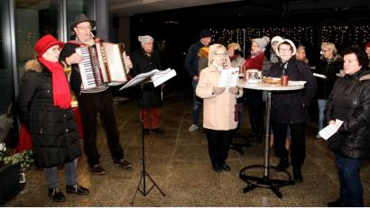 Bild: wro
Gerne nutzte man die Gelegenheit, unterstützt von „Wiesauwie“, um sich gemeinsam mit passenden Liedern auf Weihnachten vorzubereiten.