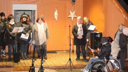 Bild: R. Kreuzer
Über eine stimmungsvolle Waldweihnacht beim Vereinsheim am Schießlweiher freut sich nicht zuletzt BVS-Vorsitzende Sabine Birner (Sechste von rechts).