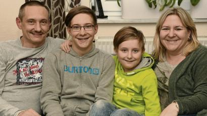Bild: Petra Hartl
Birgit und Christian Färber mit ihren beiden Festtagskindern: Torben kam als Frühchen am 24. Dezember 2002 zur Welt, sein jüngerer Bruder Loris an Heilig-Drei-König. Eigentlich hatten die Eltern für ihren Erstgeborenen Noah oder Clemens als Name ins Auge gefasst, aber da er sich als Frühchen ins Leben kämpfen musste, nannten sie ihn Torben. Der Name ist in Skandinavien sehr beliebt und wird häufig mit Kämpfer ins Deutsche übersetzt.