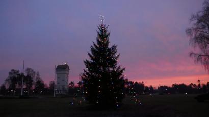 Bild: mor
Weihnachtsbaum in den Towerbarracks im Morgenrot vor dem Wasserturm.