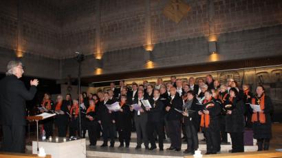 Bild: ads
Die Sänger des Projektchors Arche Noah unter der Leitung von Thomas Mayer vereint die Freude am Gesang. Beim Adventskonzert in der Pfarrkirche St. Michael springt diese wie ein Funke auf die Zuhörer über.