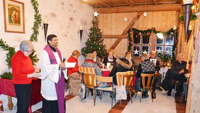 Bild: ü
Festlich und gemütlich zugleich ist die Scheune bei der Adventsandacht eingerichtet.