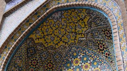 Bild: bl
Alexandra Bugl trägt heuer an Weihnachten Kopftuch statt Mütze, so wie hier vor der Sepahsalar-Moschee in Teheran. Auf Weltreise mit ihrem Freund legt sie Pause am 24. Dezember ein, der für die Bevölkerung dort ein ganz normaler Arbeitstag ist.