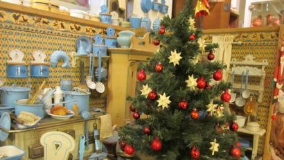 Bild: bl
Weihnachten im Miniatur-Format: Puppenküchen sind begehrte Sammelobjekte. Helga Strehl aus Pfreimd könnte ein ganzes Museum mit den winzigen Details aus vielen verschiedenen Epochen bestücken.
