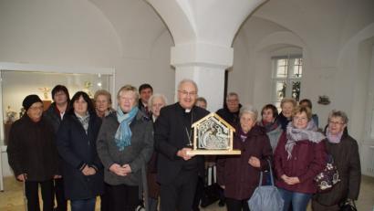 Bild: mmj
Die Frauen des Klöppelkreises Schönsee-Stadlern-Tiefenbach übergeben im Bischöflichen Ordinariat an Diözesanbischof Dr. Rudolf Voderholzer eine geklöppelte Weihnachtskrippe. Mit dabei in Regensburg waren Bürgermeisterin Birgit Höcherl (Dritte von links) und Stadlerns Bürgermeister Gerald Reiter (Sechster von links).