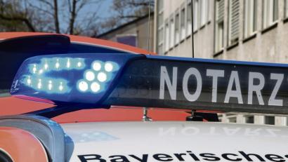 Bild: Petra Hartl
Notarzt im Einsatz. Immer weniger Ärzte erklären sich tatsächlich bereit, bei Nacht und Nebel und bei jeder Witterung hinaus zu fahren. Die Leitenden Notärzte fordern eine deutliche Änderung des bestehenden Systems.