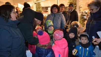 Bild: jr
Kinder des Kindergartens St. Hedwig bereichern mit ihrem Gesang das vierte Adventsschaufenster.