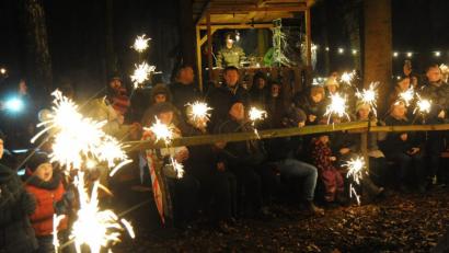 Bild: gfr
Unzählige Wunderkerzen und das gemeinsam gesungene „Stille Nacht“ machen die Sorghofer Waldweihnacht, leider ohne Schnee, aber glücklicherweise auch ohne Regen, zu einem besinnlichen Erlebnis.