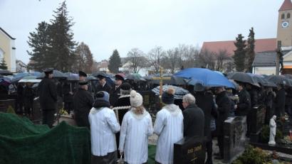 Bild: bö
Emotional ist der Abschied von Sepp Lobenhofer, dem langjährigen Leiter der Blaskapelle St. Ägidius: Etwa 1000 Menschen, darunter mehr als 100 Musiker, geben ihm in Schwarzenfeld das letzte Geleit.