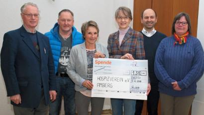 Bild: sön
Einen Spendenscheck über 1310 Euro für den Hospizverein in Amberg aus dem Erlös des Ensdorfer Klostermarkts überreichten Isabel Lautenschlager und Johann Ram (von rechts) mit Pfarrer Hermann Sturm, Franz Bleicher und Christine Hecke an Pfarrerin Birgit Schwalbe-Eberius (von links).