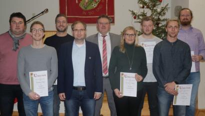 Bild: eraa
Langjährige Mitglieder ehrt der SV Sorghof bei seiner Jahresabschlussfeier (von links):
Oliver Berger, Sebastian Maul, Michael Regler, Vorsitzender Andreas Plößner, Bürgermeister Hans-Martin Schertl, Elisabeth Meier, Dominik Rudlof, Daniel Ritz, und Ludwig Reuschl.