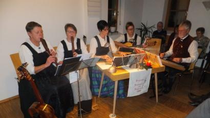 Bild: ibj
Die Birgländer Stubenmusik und ihre Sängerinnen bereichern die besinnliche Stunde der evangelischen Kirchengemeinde.