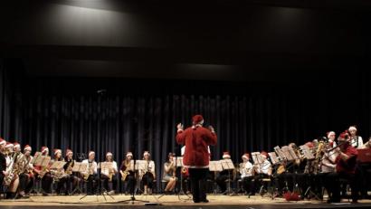 Bild: mri
Die Big Band unter Leitung von Hermann Heinrich spielt unter anderem „All I want for christmas is my two front teeth“ und „Christmas tree ride“. Die Weihnachtsmütze darf da nicht fehlen.