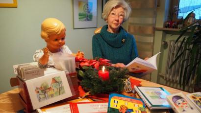 Bild: bl
Maria Hirsch aus Wernberg-Köblitz kann auf eine stattliche Sammlung von Geschichten und Gedichten aus der eigenen Feder zurückgreifen. Eine ihrer ersten Geschichten handelt von Puppe Gisela (links), die sie an Weihnachten 1948 geschenkt bekam.