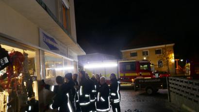 Bild: mor
Vorweihnachtlicher Einsatz für die Feuerwehr beim "Dichtmachen" des eingeschlagenen Schaufensters.