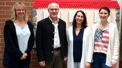 Bild:  Silvia Englisch
Franz Plattner, der Verkaufsleiter von Innstolz Frischdienst, bei der Spendenübergabe im Heilpädagogischen Zentrum mit (von links): Michaela Winklmeier, Verwaltungsleitung, Irmgard Schaller-Fromm, Hauswirtschaftsleitung, und Theresa Ehbauer, Pressereferentin.