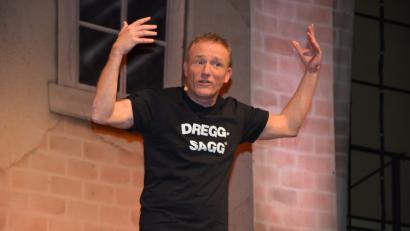 Bild: jr
Einen bestens aufgelegten Michl Müller erleben die Zuschauer in der Mitterteicher Mehrzweckhalle. Scharfsinnig nimmt der Comedian Aktuelles aus Politik und Gesellschaft aufs Korn. Er kommt sympathisch, gewohnt lebensnah und authentisch rüber. Seine Fans sind begeistert.