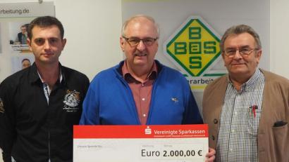 Bild: gz
Die Firmeninhaber Fabian und Ludwig Bauriedl übergeben Herbert Putzer von der Krebshilfe eine Scheck über 2000 Euro.