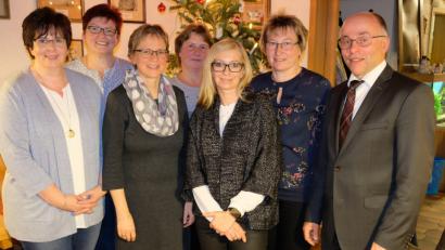 Bild: do
Auch „neue Kräfte für Speinshart“ heißt Bürgermeister Albert Nickl (rechts) in der Jahresschlussfeier willkommen: Ingrid Lehmann und Ursula Schön (Beschäftigte im Schulbereich, von links), Grundschulrektorin Gabi Bodner, Agnes Seitz (Grünanlagenpflege), Melanie Reis (Schulbereich) und Christine Walter (Grünanlagepflege).