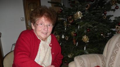 Bild: Edith Uschold
An den Fingerfertigkeiten mangelt es Therese Scharf nicht. Sie bastelt filigrane Strohsterne in den unterschiedlichsten Variationen.