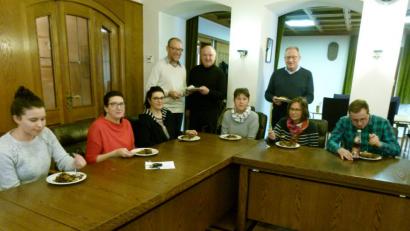 Bild: rn
Das Bürgermeistertrio servierte im Sitzungssaal ein sehr würziges Weihnachtsgericht.