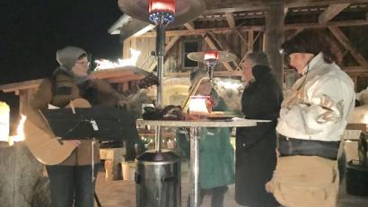 Bild: Evi Dutz/exb
Mit der Gitarre und adventlichen Weisen trug Theresa Uhl zur Stimmung bei. Toni Dutz (Zweiter von links) ergänzte die nächtliche Stunde mit Wortbeiträgen.