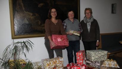 Bild: ads
Viele fleißige Hände waren bei der Weihnachtspäckchen-Aktion der Georgsfrauen unter der Regie von Marianne Bumeißl und Beate Huber (von rechts) nötig, damit 35 Päckchen und Gutscheine im Wert von 1365 Euro an die Bedürftigen aus der Pfarrei verteilt werden konnten. Barbara Ritz vom Kirchkaffee-Team (links) half ebenfalls mit.