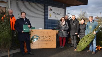 Bild: jr
Eine vorweihnachtliche Bescherung gibt es für die Tafelbezieher in der Mitterteicher Tafel. Der Forstbetrieb Waldsassen verteilt kostenlos 55 frisch geschlagene Christbäume. Mit dabei sind (von links) Forstwirtschaftsmeister Siegfried Schwarzbauer, zweiter Bürgermeister Stefan Grillmeier, Nicole Fürst, Karl Haberkorn, Bürgermeister Roland Grillmeier sowie Doris und Gerhard Schneider.