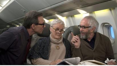 Bild: SquareOne Entertainment/dpa
Glenn Close (Mitte) spielt die Frau des Nobelpreisträgers als Joan Castleman. Jonathan Pryce (rechts) mimt den Ehemann Joe Castleman.