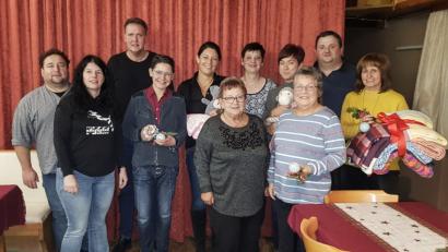 Bild: exb
Bei der Adventsfeier der SPD-Frauen gab es Spenden für Organisationen, die sich um das Wohl von Kindern kümmern.