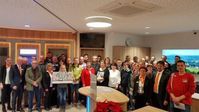 Bild: gi
Direktor Robert Stahl (vorne links) und Geschäftsleiterin Karin Lindner (vorne Dritte von rechts) übergeben im Beisein von Bürgermeister Hermann Ach und Pfarrer Josef Most Spenden an 28 Vereine und Institutionen.