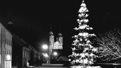 Bild: Sammlung Treml/exb
Der öffentliche Christbaum auf seinem ersten Standort in der Anlage gegenüber der Sparkasse vor der ehemaligen „Glück-Villa“.