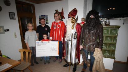 Bild: bjp
Ein Dankeschön von "Kinderkrebshilfe"-Vorstandsmitglied Waltraud Wagner (links) und ein Lob von Nikolaus und Krampus empfing der Preißacher FC-Bayern-Fanclub "Red October" (Dritter von links: Vorsitzender Stefan Hader) für seine 500-Euro-Spende. Bild: bjp