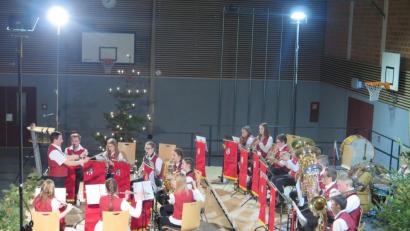 Bild: jzk
Keine Schwierigkeiten hat die Jugendblaskapelle Kemnath mit den manchmal recht komplexen Rhythmen. Die 18 jungen Musiker sorgen mit Rock, Pop und Weihnachtsliedern für Stimmung.