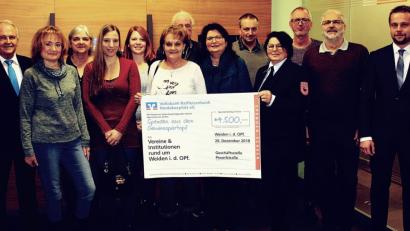 Bild: R. Kreuzer
Filialleiter Oswald Löffler freut sich mit den Vertretern der Vereine und Schulen über den Spendenbetrag.