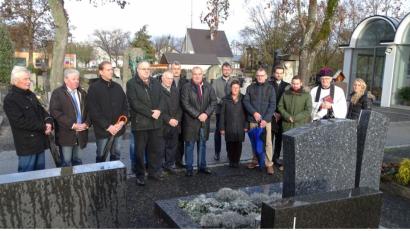 Bild: Dobmeier
Die CSU gedenkt ihrer verstorbenen Pateifreunde zum Jahresende auf dem Stadtfriedhof, hier am Grab von OB Hans Schröpf, der 2012 verstarb.