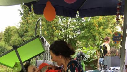 Bild: exb
Beatrix Kempf und ihre Kolleginnen betreuen Eva schon seit drei Jahren. Das Mädchen leidet an Krämpfen und freut sich immer, wenn die Schwestern kommen.