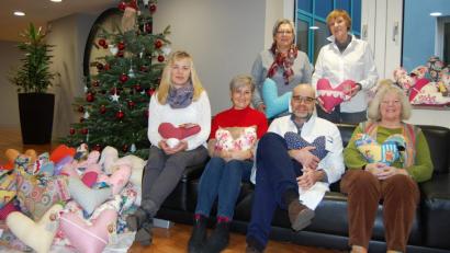 Bild: Klinikum/Uschold
Insgesamt 152 Herzkissen haben die Vertreterinnen des Kneippvereins Fensterbachtal mitgebracht, um sie Dr. Thomas Papathemelis zu überreichen.