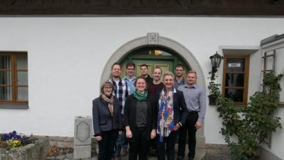 Bild: exb
Die für die nächsten fünf Jahre neu gewählte Vorstandschaft des Ehemaligen-Verbandes der HLS Almesbach: (von links) Christine Bauer, Sebastian Hösl, Christian Köllner, Judith Schlosser, Florian Kraus, Markus Weiß, Petra Hager, Johannes Bauer und Josef Marzi.