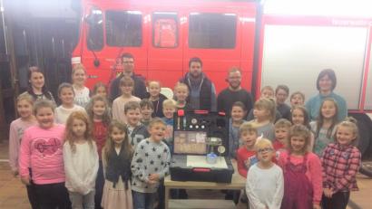 Bild: tu
Bild zeigt die Übergabe der Sachspende an die Kinderfeuerwehr durch die JU-Abordnung.