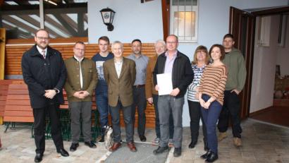 Bild: bjp
Umfangreiche Bilanzen zogen Landrat Andreas Meier, Straßenmeistereileiter Thomas Ermer (von links) und Baudirektor Gerhard Kederer (Staatliches Bauamt, Vierter von links) bei der Weihnachtsfeier der Straßenmeisterei Eschenbach.