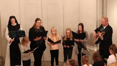 Bild: exb
Schülerinnen und Lehrer in der Klosterkirche.