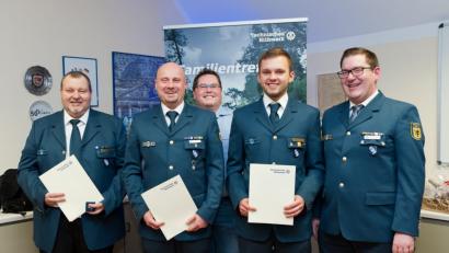 Bild: exb
Für langjähriges Engagement beim THW-Ortsverband ehrt Ortsbeauftragter Andreas Duschner (rechts) Hans Grötsch, Jürgen Kurzwart, German Bürger und Lukas Dellinger (von links).	Bild: exb