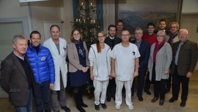 Bild: dob
Carina Ascherl (Vierte von links) von der Krankenhausleitung empfängt die CSU-Delegation und gewährt einen Einblick in die Sorgen und Nöte im Krankenhaus. Dr. Sinisa Markovic (Dritter von links) bricht eine Lanze für seine Schwestern.