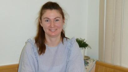 Bild: Portner
Iuliia Spießl (31) hat die vierte Kerze am Adventkranz angezündet. Die Babuschka aus der Ukraine sind nur fürs Foto platziert.