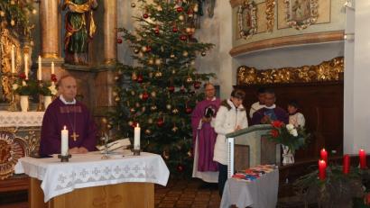 Bild: exb
Pfarrgemeinderatssprecherin Kerstin Hasenfürter dankt Weihbischof Reinhard Pappenberger (am Altar) für sein Kommen; rechts Pfarrer Dr. James Mudakodil und in der Mitte Pfarrer i.R. Msgr. Martin Neumaier.